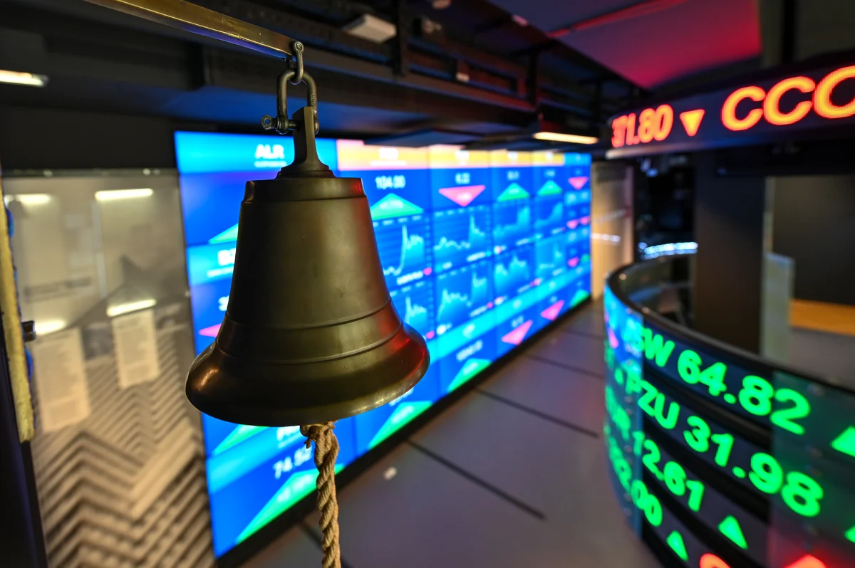 Sala "Giełda i rynki finansowe" z interaktywnymi stanowiskami Centrum Pieniądza NBP