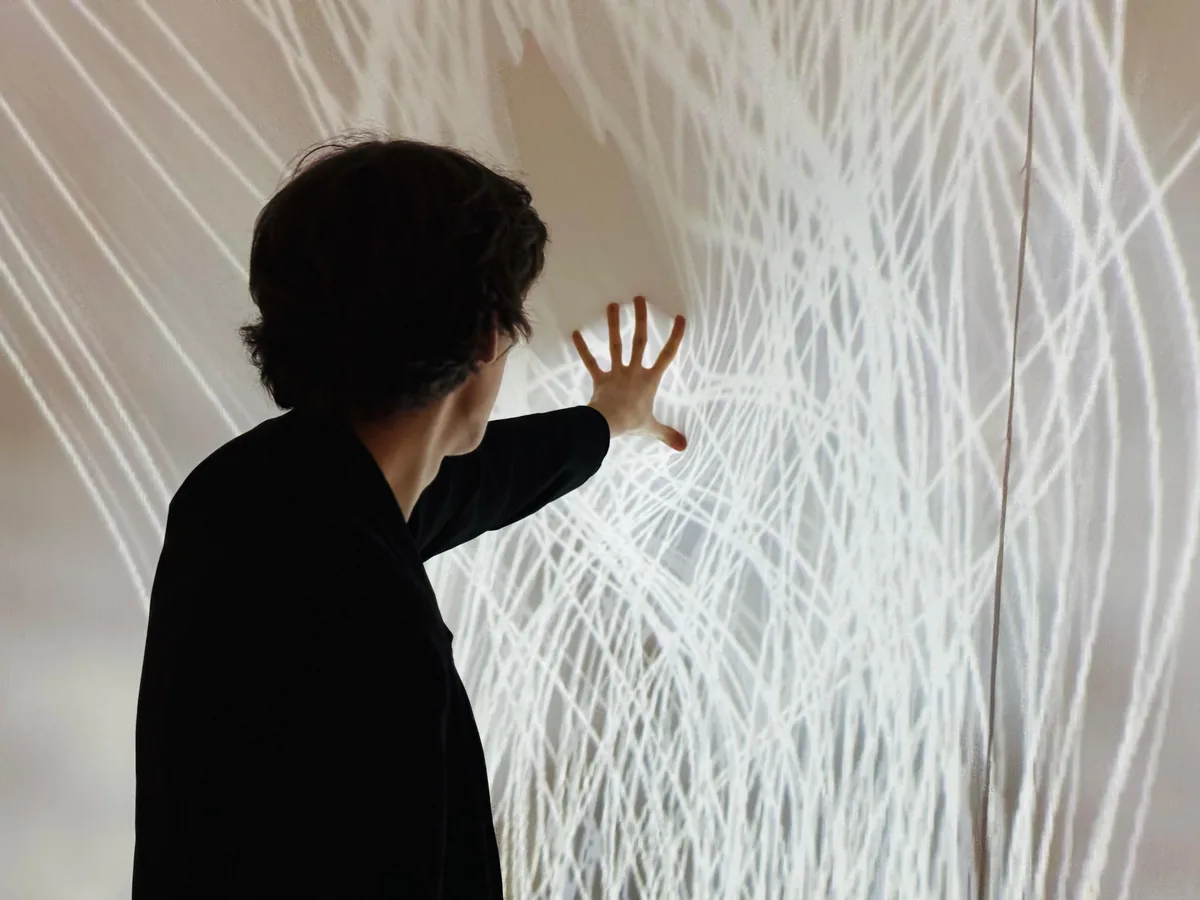 Magiczna sciana w Cosmos Muzeum - interaktywna instalacja reagujaca na dotyk ciala zwiedzajacego