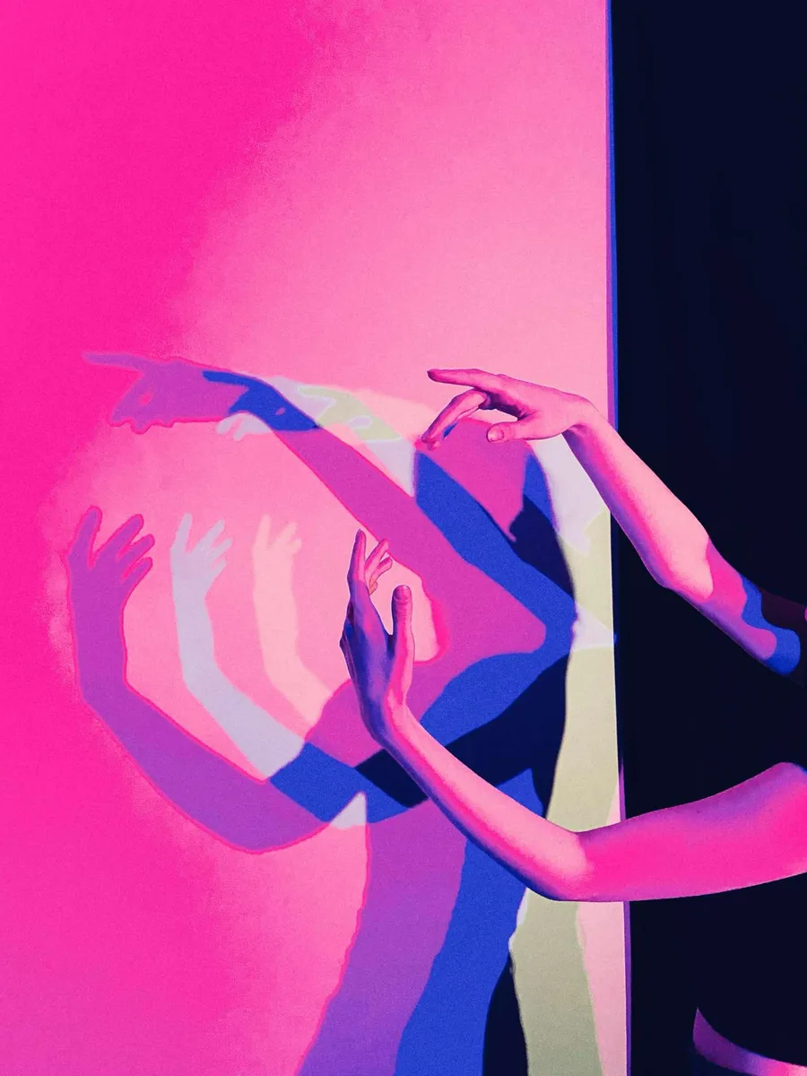 Sciana RGB w Cosmos Muzeum - pionowa instalacja z kolorowymi swiatlami w schemacie czerwony-zielony-niebieski