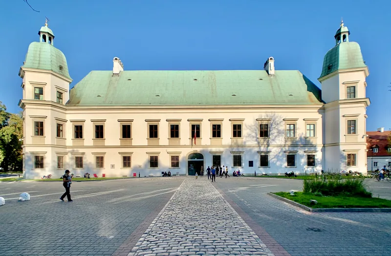 Fasada frontowa zrekonstruowanego Zamku Ujazdowskiego - siedziby CSW