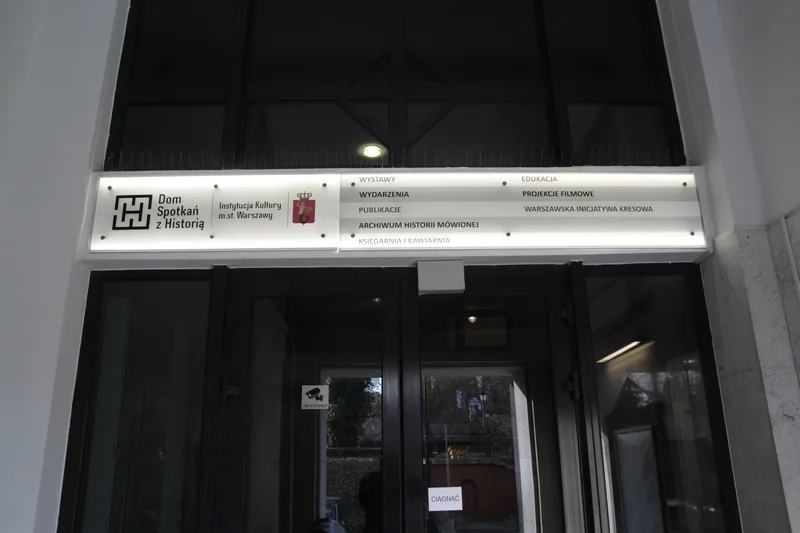 Tablica informacyjna przy wejściu do Domu Spotkań z Historią z listą programową