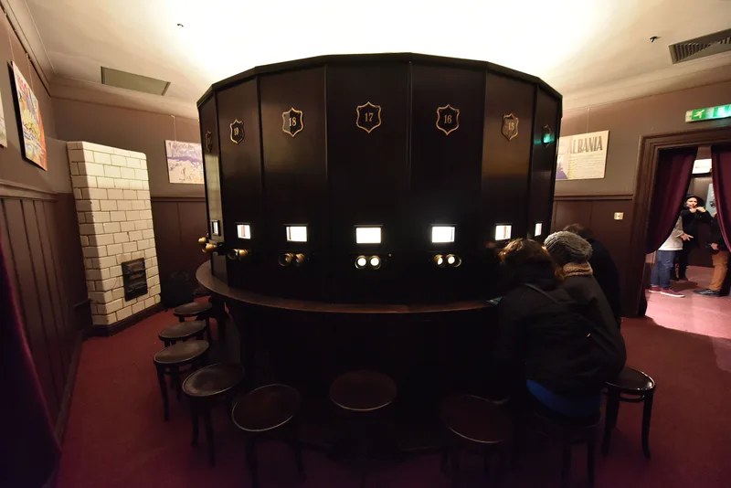 Urządzenie Kaiserpanorama z 24 drewnianymi stanowiskami do oglądania