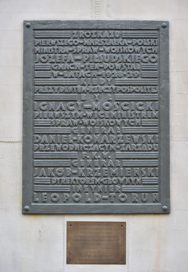Tablica pamiątkowa na budynku Domu Bez Kantów opisująca jego budowę w latach 1928-29
