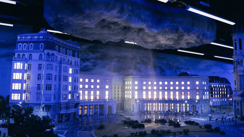 Kolejkowo Warszawa noca - miniaturowe budynki podswietlone podczas symulacji burzy