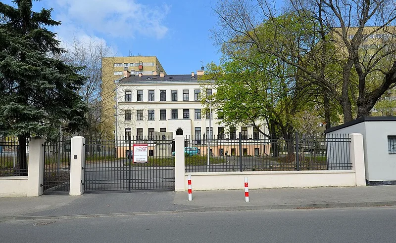 Widok na budynek dawnego Domu Sierot Janusza Korczaka zza ogrodzenia przy ulicy Jaktorowskiej