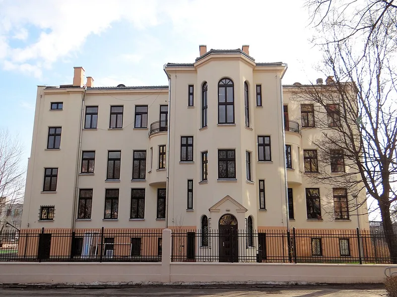 Narożna wieżyczka i wejście do dawnego Domu Sierot Janusza Korczaka przy ulicy Jaktorowskiej