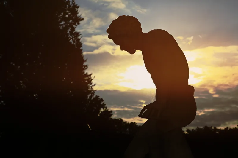Lazienki Krolewskie o zmierzchu - widok na palac i park w zlotym swietle zachodu slonca