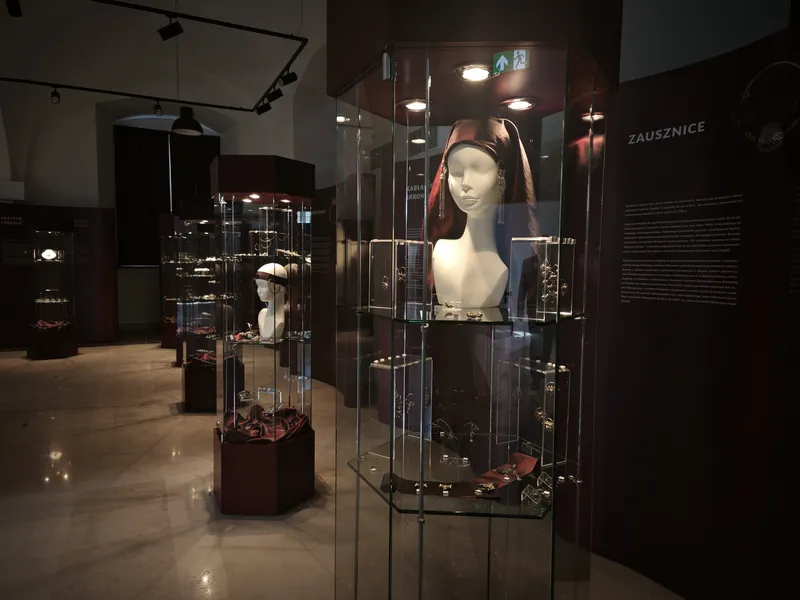 Wystawa Skarby wiekow srednich - gabloty z bizuteria i zausznicami z okresu sredniowiecza w Muzeum Archeologicznym