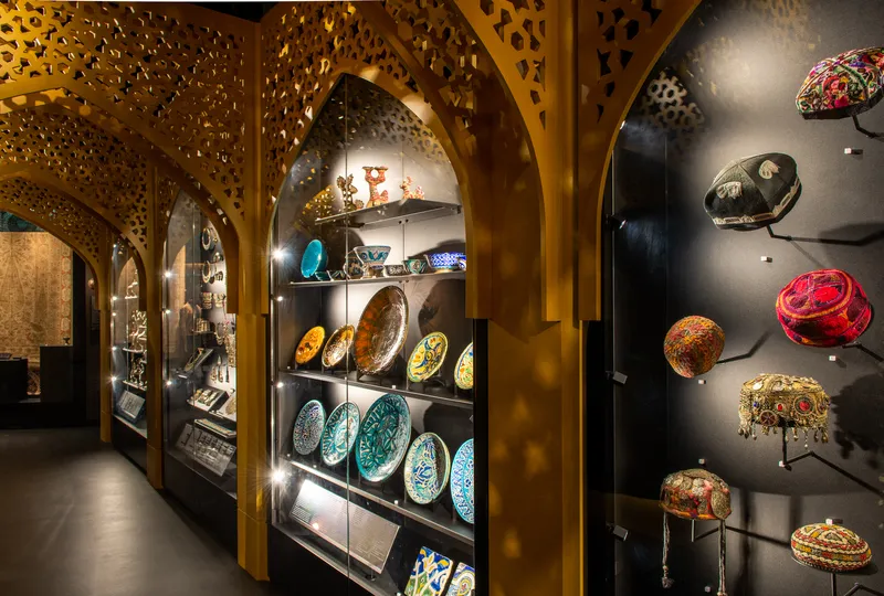 Ceramika i nakrycia glowy z Azji Centralnej na wystawie Podroze na wschod w Muzeum Azji i Pacyfiku