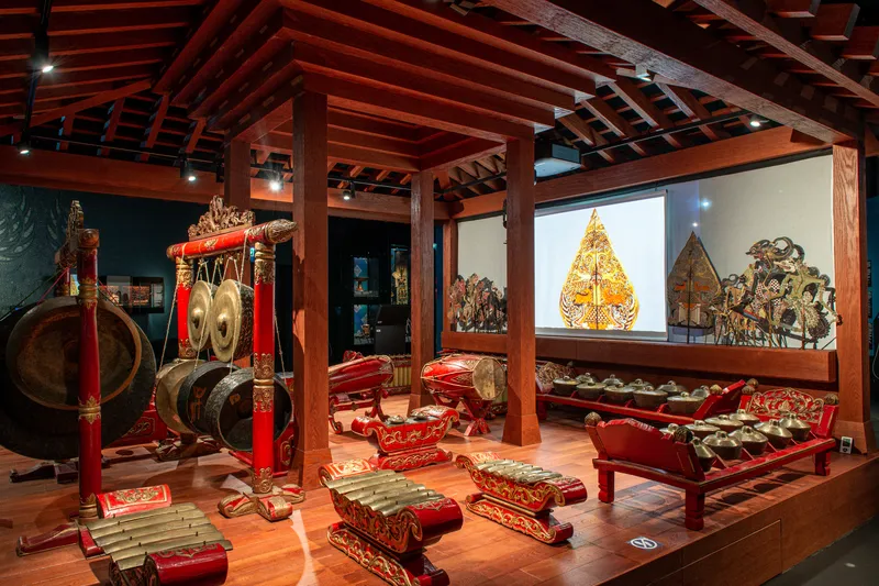 Jawajski gamelan w Muzeum Azji i Pacyfiku - zestaw instrumentow perkusyjnych z projekcja figur teatru cieni wayang