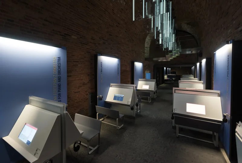 Multimedialne stanowiska odsłuchowe na ekspozycji Muzeum Fryderyka Chopina