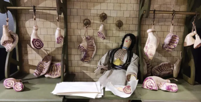 Miniaturowy sklep mięsny z detalami wystroju i produktami za ladą