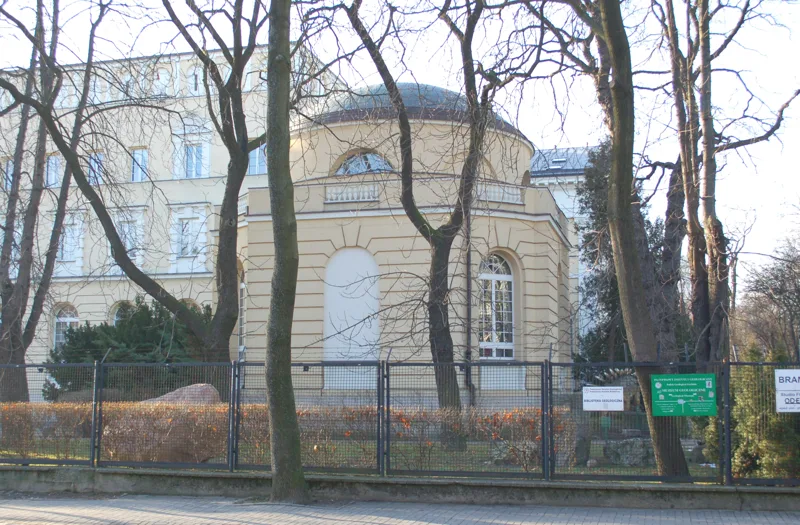 Modernistyczny gmach Muzeum Geologicznego Państwowego Instytutu Geologicznego przy ulicy Rakowieckiej w Warszawie