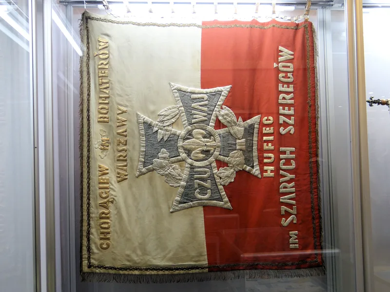 Sztandar Chorągwi Bohaterów Warszawy Hufca Szarych Szeregów w gablocie Muzeum Harcerstwa