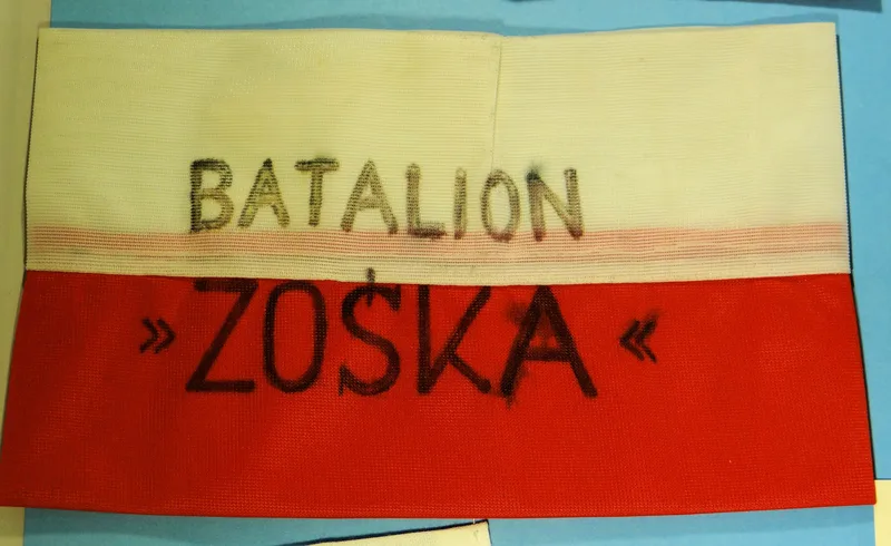 Mundury harcerskie z różnych epok w gablocie Muzeum Harcerstwa w Warszawie