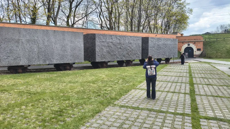 Kamienne wagony - pomnik ofiar Katynia przed murem fortecznym Cytadeli Warszawskiej