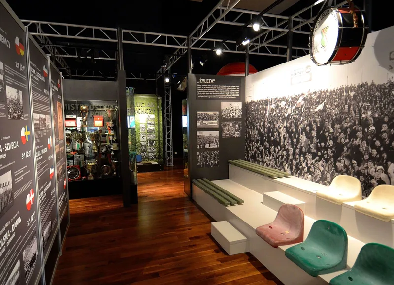 Zrekonstruowany fragment trybuny Żyleta z oryginalnymi krzesełkami w Muzeum Legii Warszawa