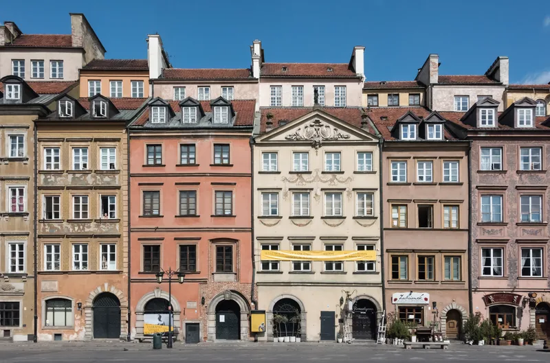 Kamienice strony Barssa na Rynku Starego Miasta, gdzie mieści się Muzeum Literatury