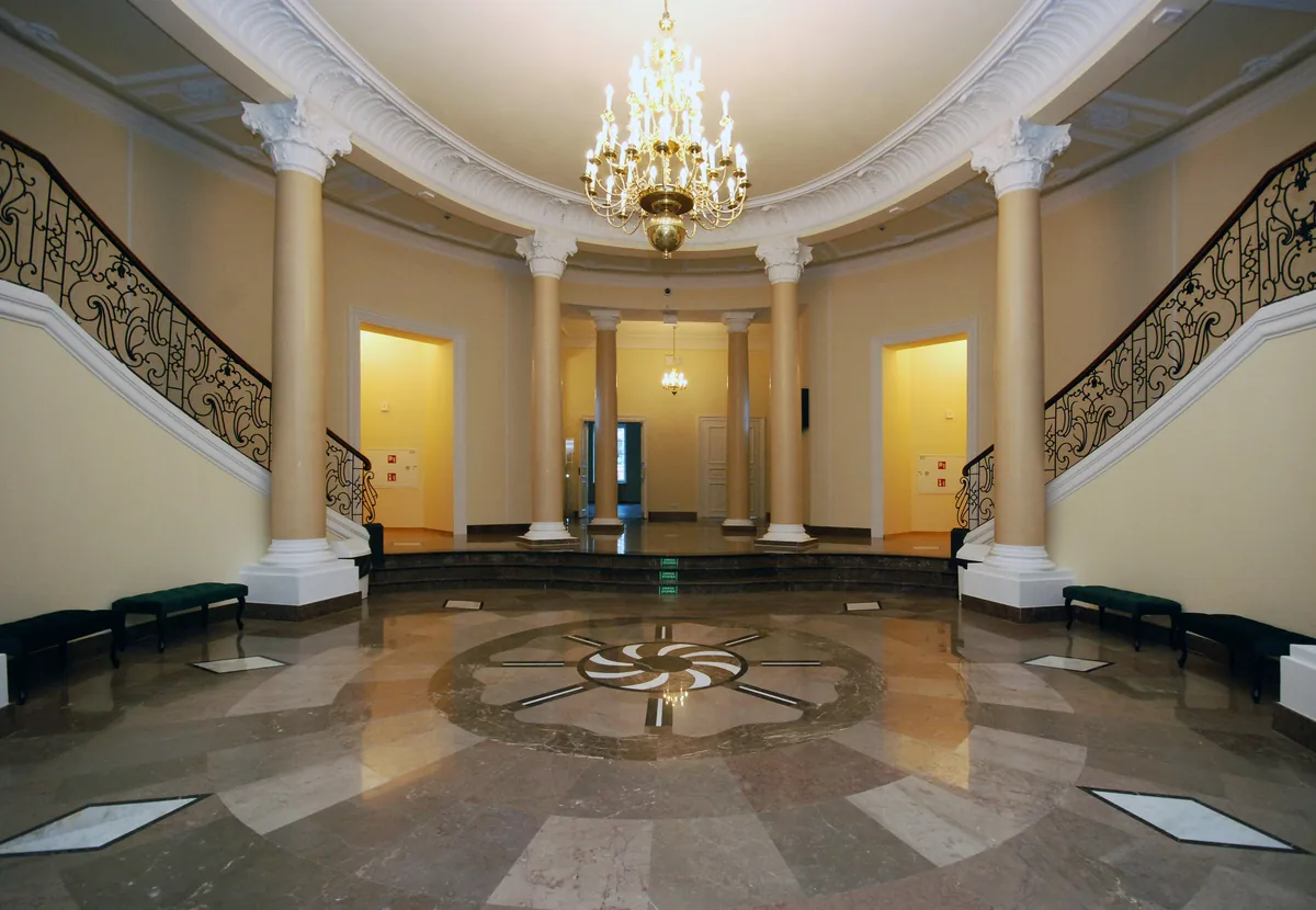 Rotunda Palacu Przebendowskich-Radziwillow z reprezentacyjnymi schodami, wnetrze Muzeum Niepodleglosci