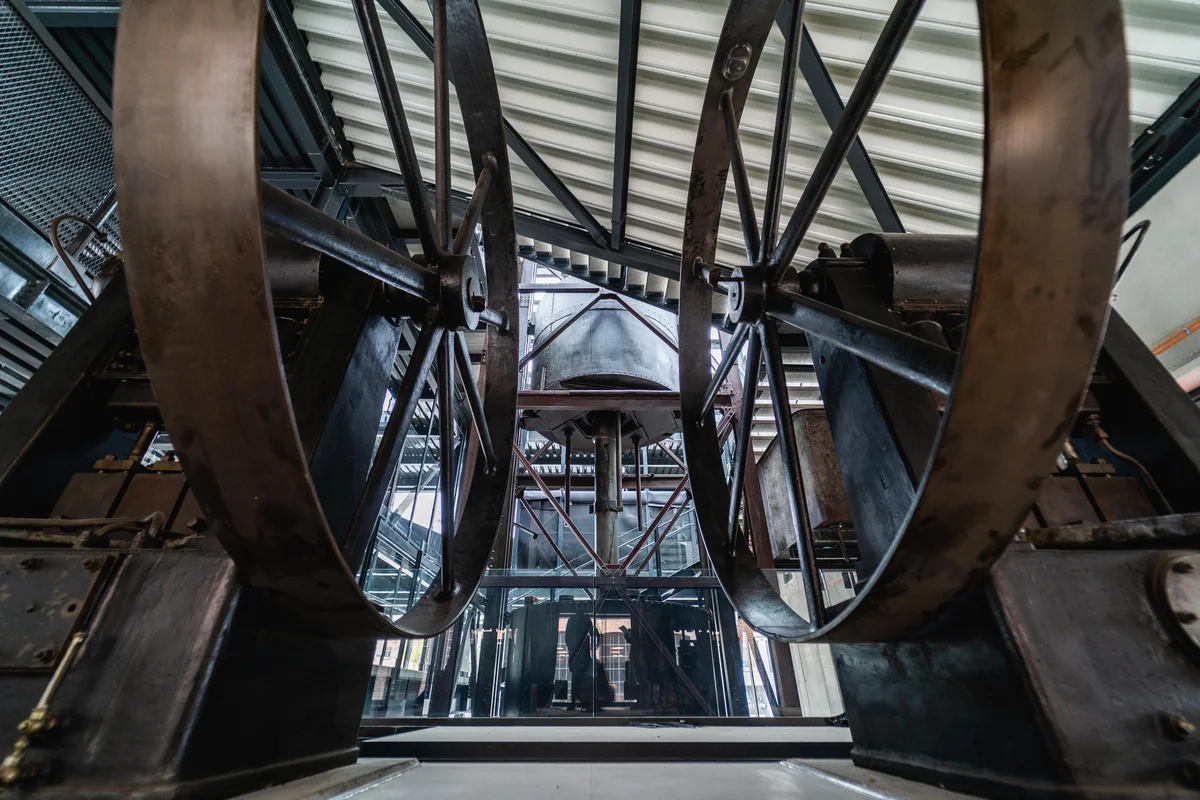 Akumulator hydrauliczny w Muzeum Fabryki Norblina