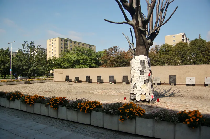Pomnik i budynek muzeum Pawiaka