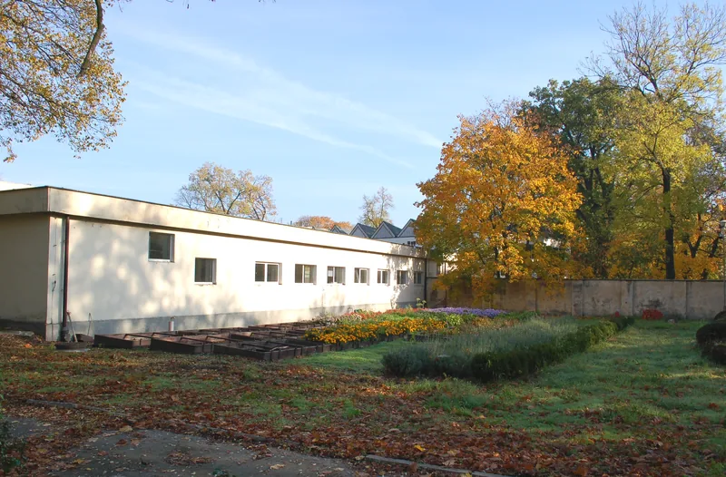 Pawilon Muzeum Plakatu z zachowaną fasadą XIX-wiecznej ujeżdżalni Pałacu Wilanowskiego