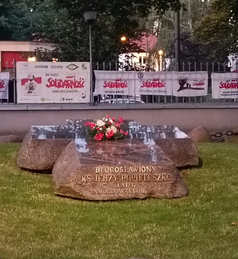 Grób błogosławionego ks. Jerzego Popiełuszki przed kościołem św. Stanisława Kostki w Warszawie, zaprojektowany przez Jerzego Kalinę