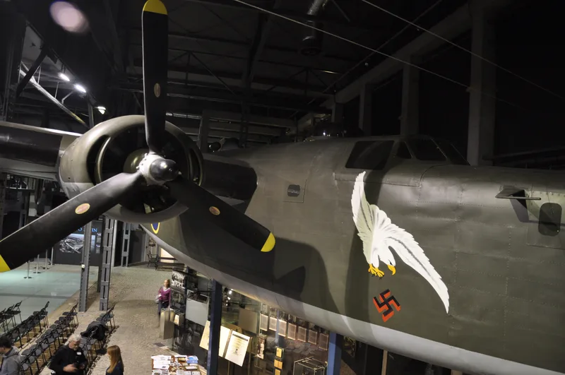 Samolot B-24 Liberator na dziedzincu Muzeum Powstania Warszawskiego