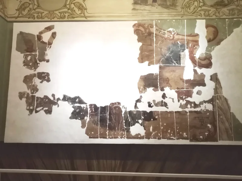 Wnętrze modlitewni zachodniej z malowidłami ściennymi w Muzeum Warszawskiej Pragi