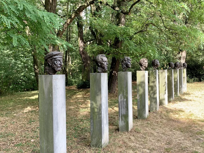Rzezby wsrod starych drzew parku Królikarni