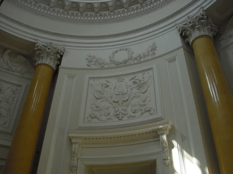 Wnetrze pałacu Królikarnia z ekspozycja rzezbiarska