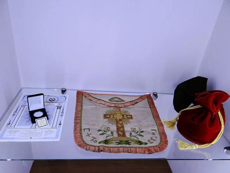 Gablota z pamiątkami masońskimi w Muzeum Andrzeja Struga - fartuszek, certyfikat i sakiewka