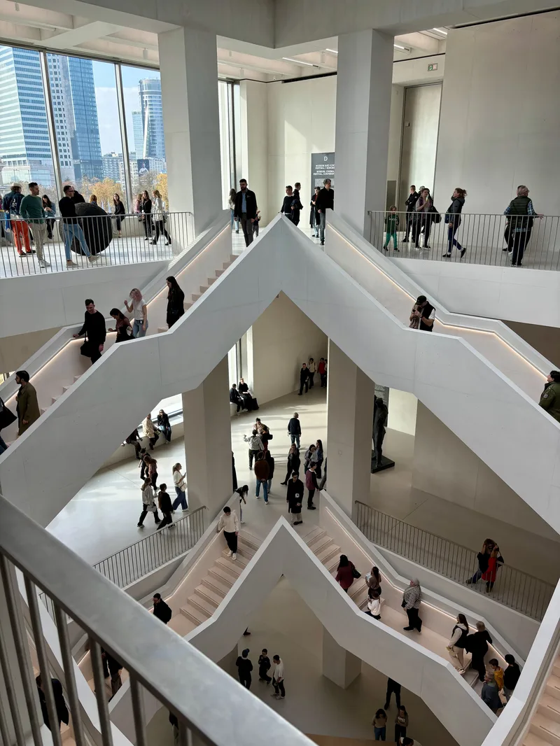 Monumentalna klatka schodowa wewnatrz Muzeum Sztuki Nowoczesnej w Warszawie