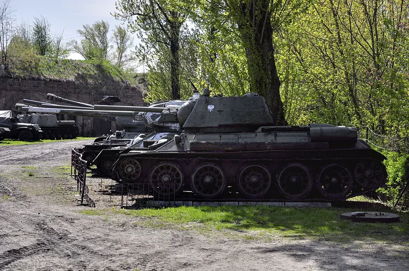 Czołg T-34 na ekspozycji zewnetrznej muzeum