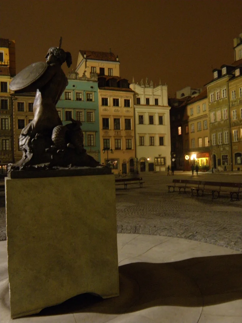 Kamienica Falkiewicza na Stronie Dekerta Rynku Starego Miasta oświetlona nocą
