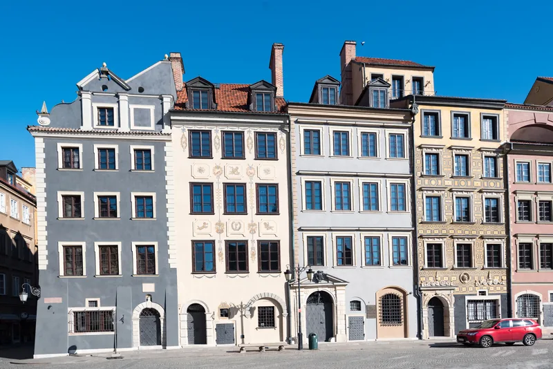 Zabytkowe kamienice Muzeum Warszawy przy Rynku Starego Miasta 36-42