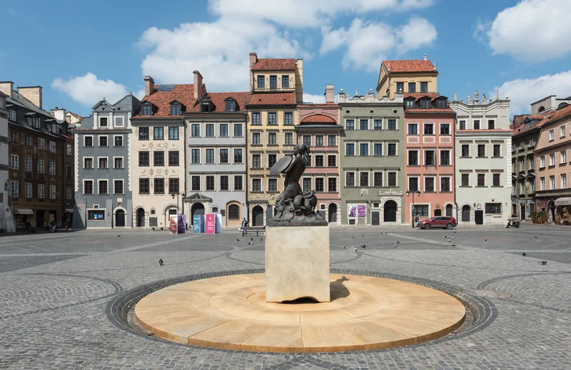Pomnik Syreny na Rynku Starego Miasta na tle Strony Dekerta - siedziby Muzeum Warszawy