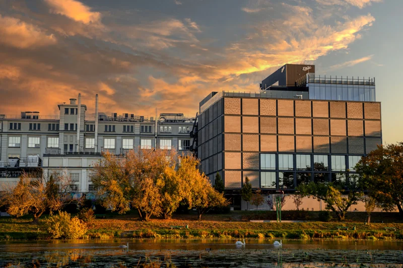 Budynek Muzeum Fabryki Czekolady E. Wedel - zrewitalizowany silos kakaowy z lat 60. na Kamionku