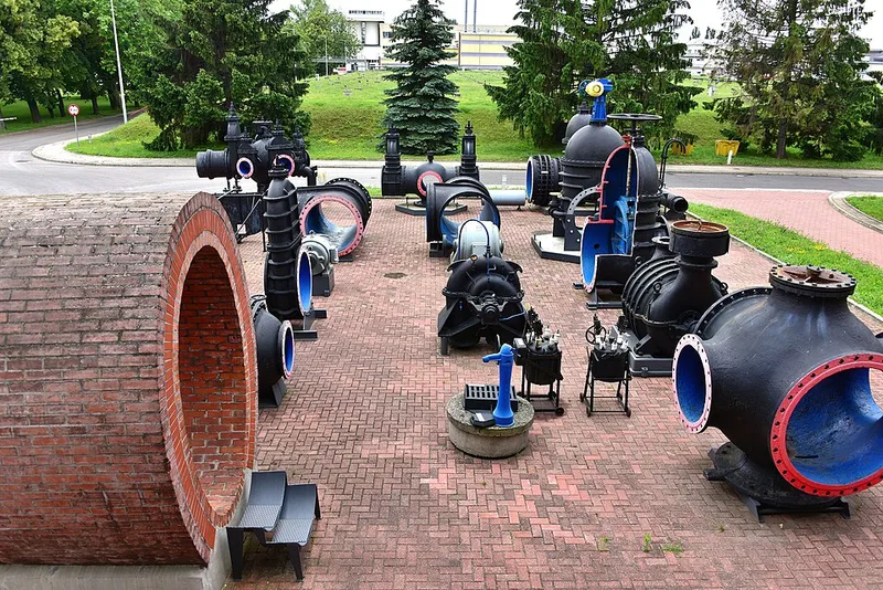Plenerowa ekspozycja historycznych pomp, zaworów i fragmentu ceglanej rury na terenie Stacji Filtrów