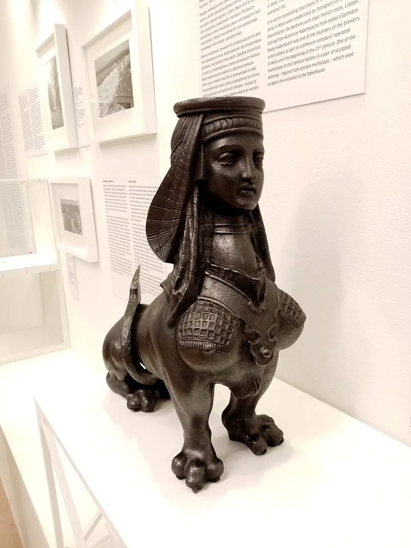 Żeliwne sfinksy z dawnego browaru Haberbusch i Schiele w zbiorach Muzeum Woli