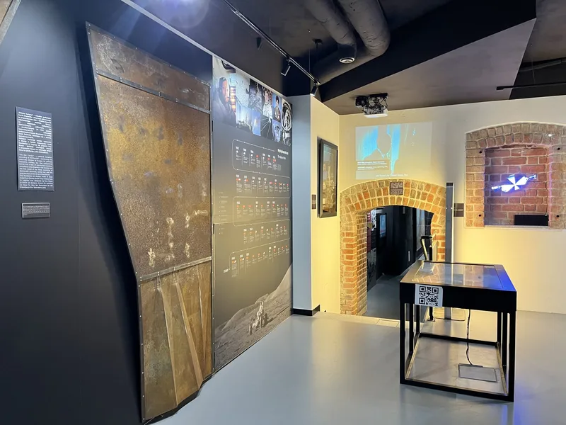 Wnętrze Muzeum Zimnej Wojny - piwnice z ekspozycja multimedialna, ceglanymi lukami i interaktywnymi ekranami