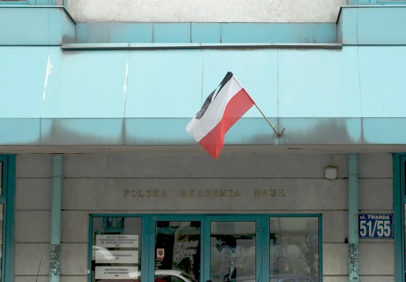 Wejście do budynku Polskiej Akademii Nauk przy ul. Twardej 51/55 w Warszawie z tabliczką adresową