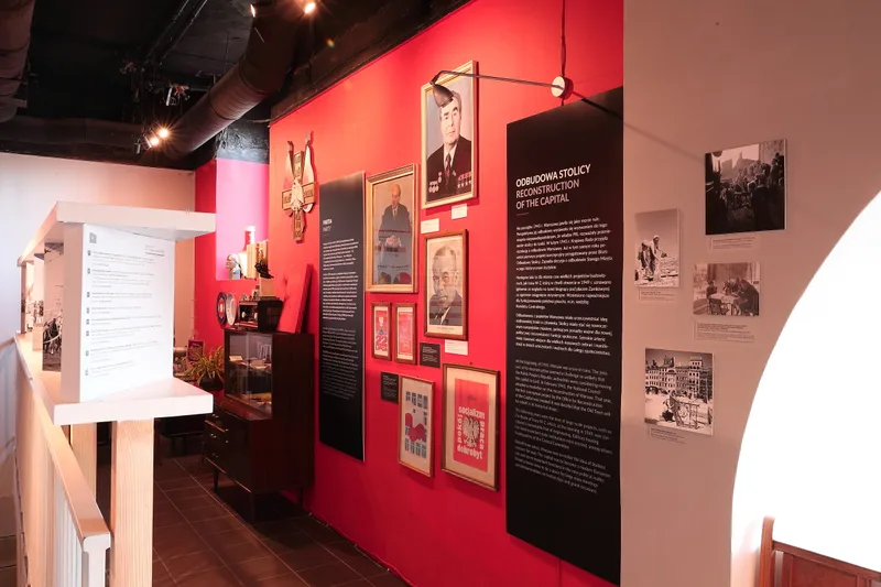 Sekcja historyczna Muzeum Zycia w PRL - propaganda i odbudowa stolicy na czerwonej scianie