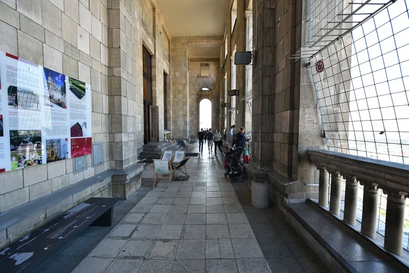 Korytarz tarasu widokowego na 30. piętrze Pałacu Kultury i Nauki, z tablicami informacyjnymi i siatką zabezpieczającą