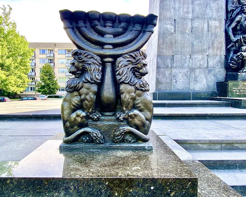 Pomnik Menory przed Muzeum POLIN