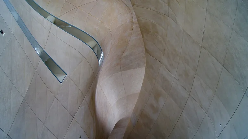 Widok ogolny Muzeum POLIN i skweru przed wejściem