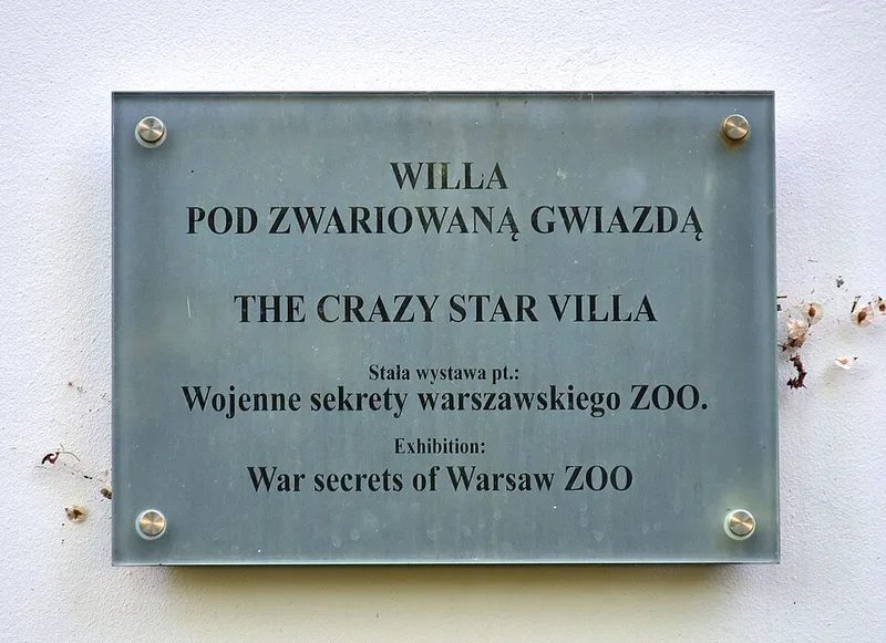 Tablica informacyjna „Willa Pod Zwariowaną Gwiazdą” przy wejściu do Willi Żabińskich
