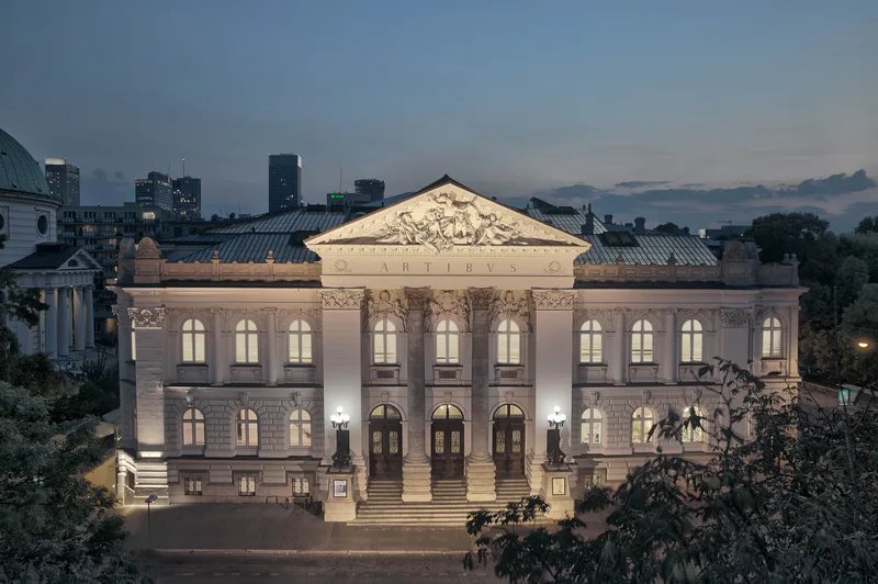 Zacheta podswietlona wieczorem - neorenensansowa fasada z 1900 roku