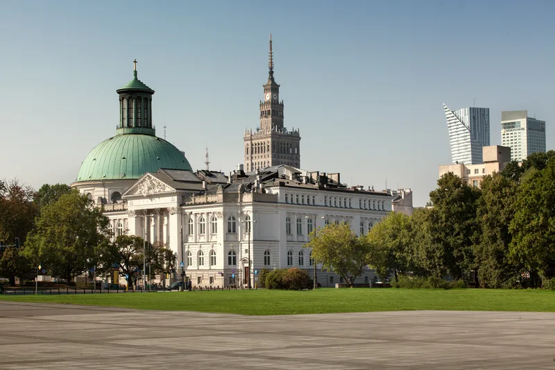 Zacheta widziana z Placu Pilsudskiego, w tle Palac Kultury i Nauki