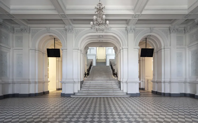 Glowny hall Zachety z szachownicowa posadzka, lukami i monumentalnymi schodami